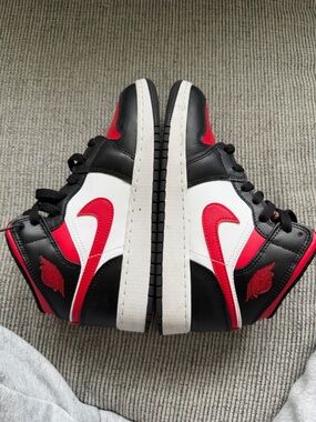 Jordan 1 Mid White Black Red